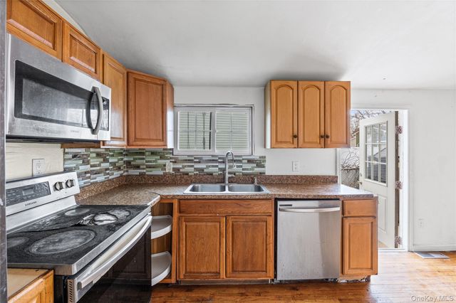 2502 Race Avenue, Medford, NY 11763