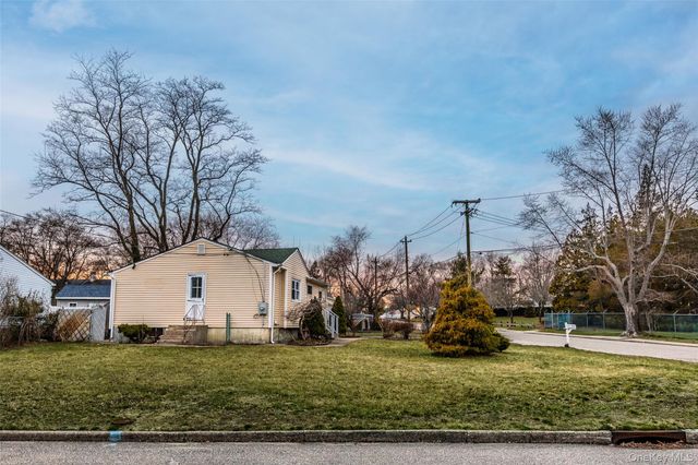 2502 Race Avenue, Medford, NY 11763