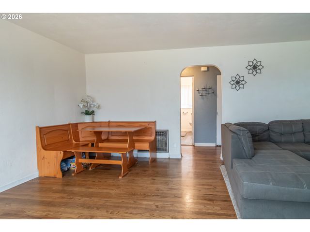 575 W CENTER St, Roseburg, OR 97471