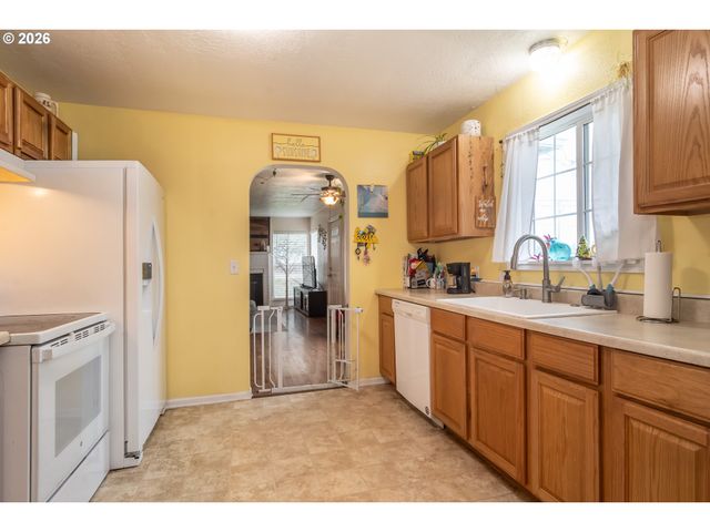 575 W CENTER St, Roseburg, OR 97471