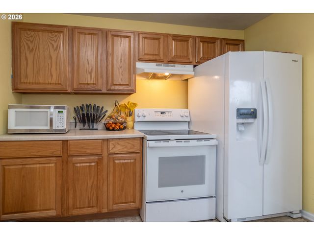 575 W CENTER St, Roseburg, OR 97471