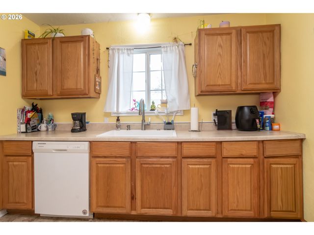 575 W CENTER St, Roseburg, OR 97471