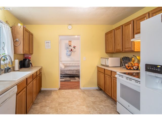 575 W CENTER St, Roseburg, OR 97471