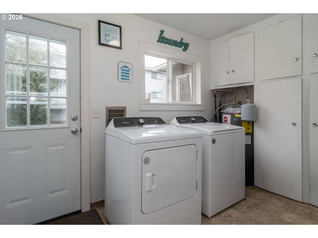 575 W CENTER St, Roseburg, OR 97471