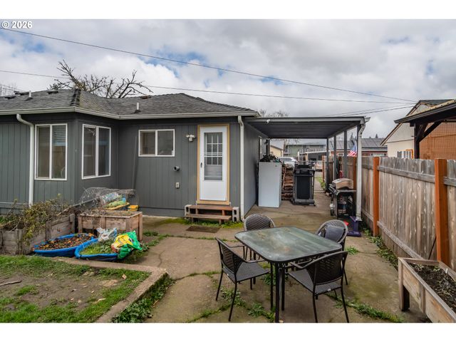 575 W CENTER St, Roseburg, OR 97471