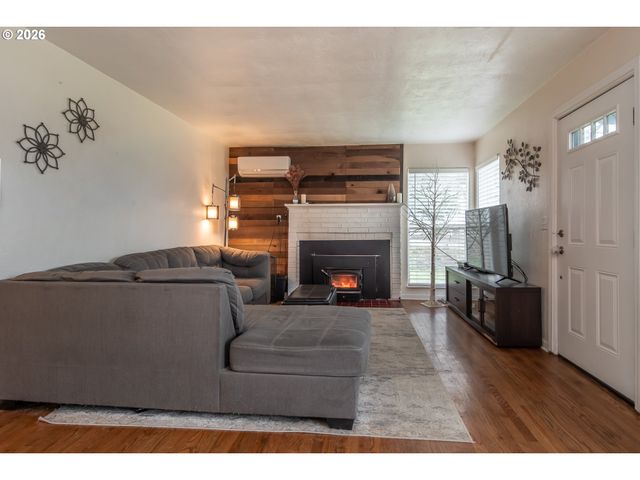 575 W CENTER St, Roseburg, OR 97471