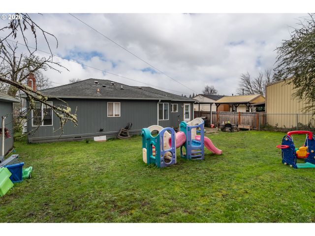 575 W CENTER St, Roseburg, OR 97471
