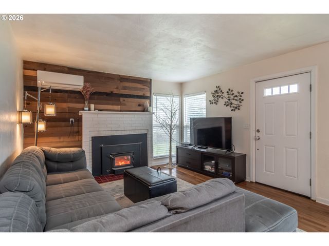 575 W CENTER St, Roseburg, OR 97471