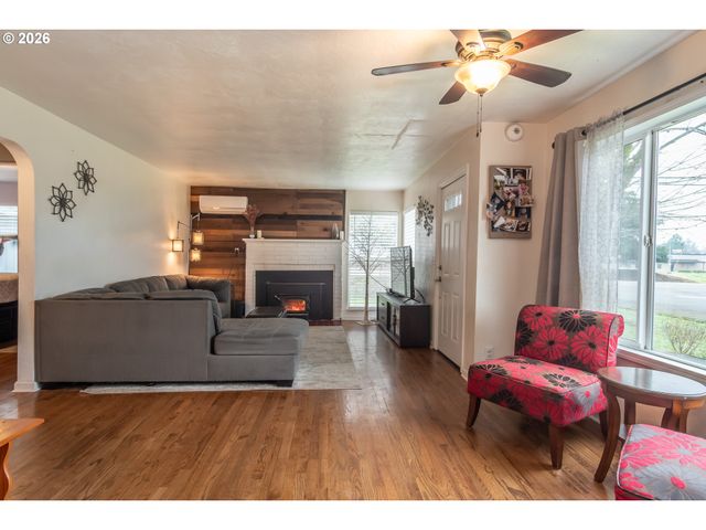 575 W CENTER St, Roseburg, OR 97471