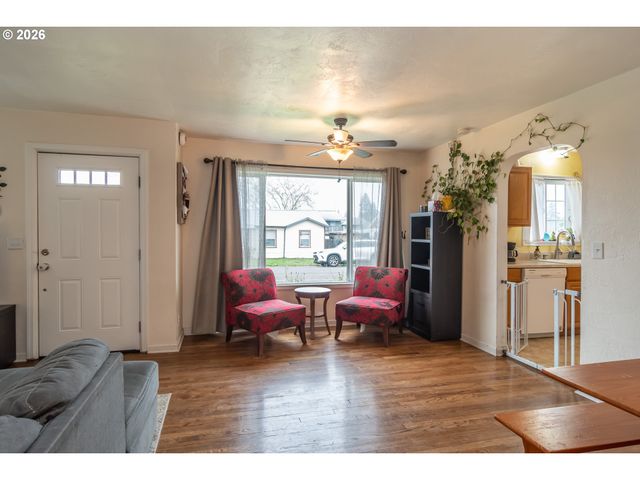 575 W CENTER St, Roseburg, OR 97471