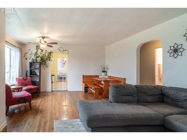 575 W CENTER St, Roseburg, OR 97471