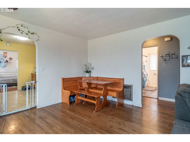 575 W CENTER St, Roseburg, OR 97471