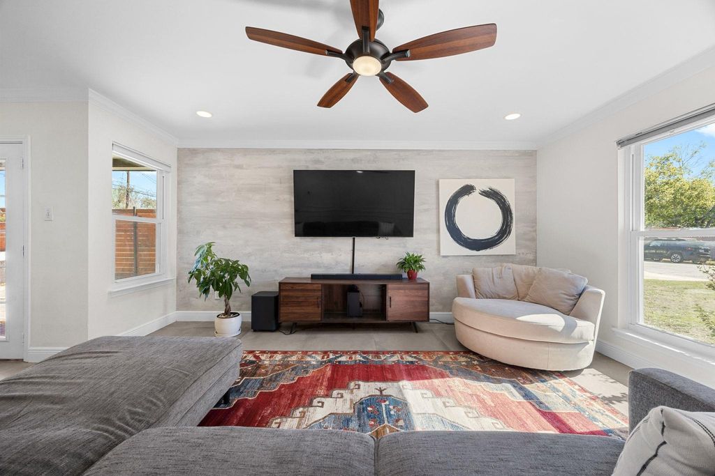 214 Barrhall DR, Round Rock, TX 78664