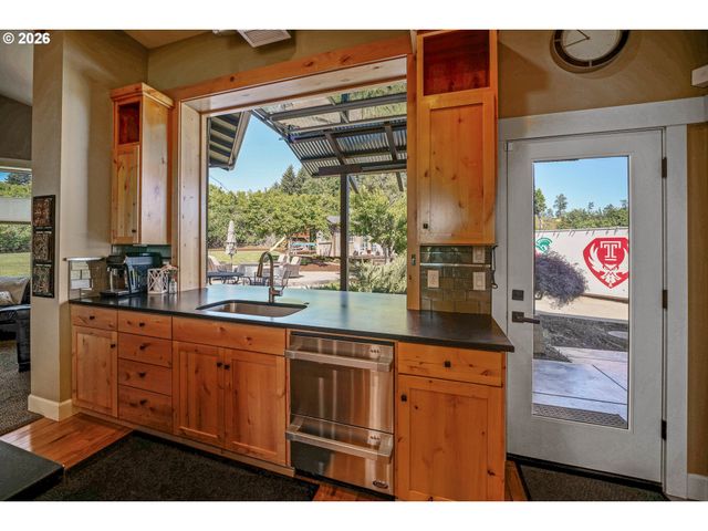 2015 LANDAGGARD Dr, Salem, OR 97304