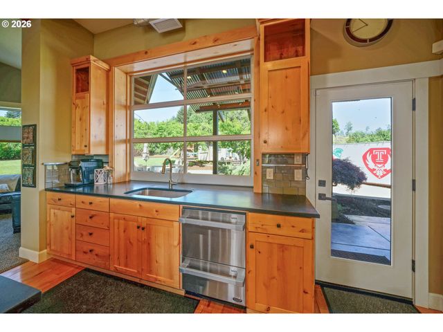 2015 LANDAGGARD Dr, Salem, OR 97304