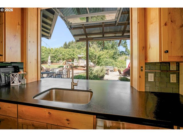 2015 LANDAGGARD Dr, Salem, OR 97304