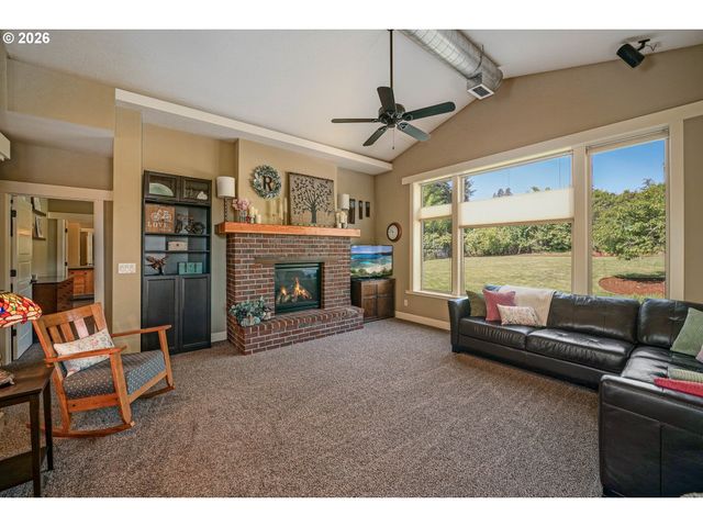 2015 LANDAGGARD Dr, Salem, OR 97304
