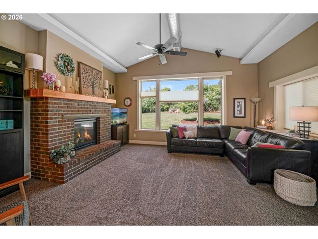 2015 LANDAGGARD Dr, Salem, OR 97304