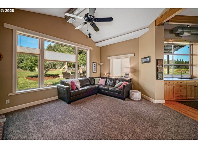 2015 LANDAGGARD Dr, Salem, OR 97304