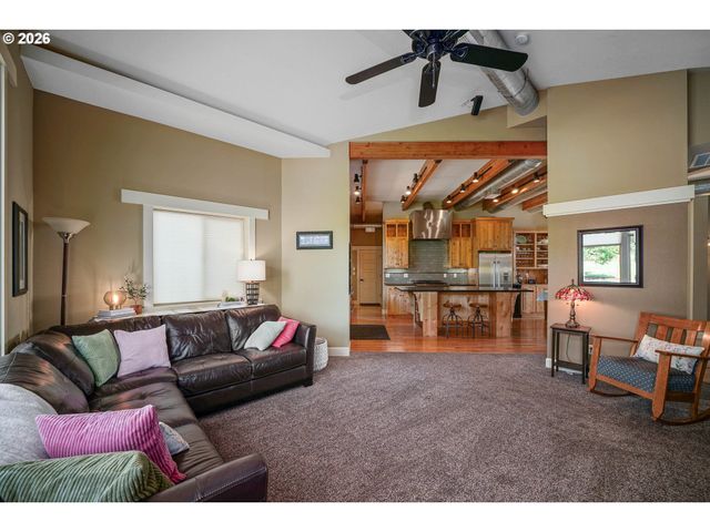 2015 LANDAGGARD Dr, Salem, OR 97304