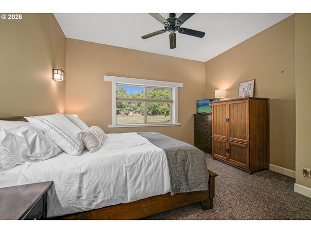 2015 LANDAGGARD Dr, Salem, OR 97304