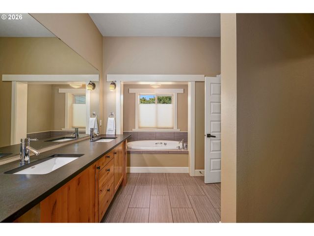 2015 LANDAGGARD Dr, Salem, OR 97304