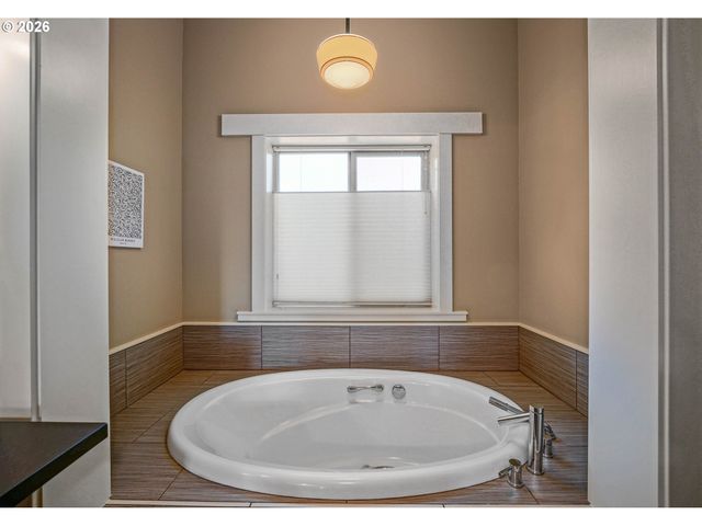 2015 LANDAGGARD Dr, Salem, OR 97304