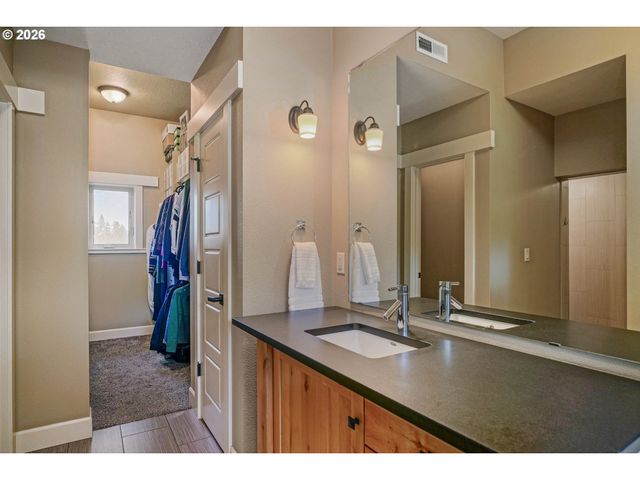 2015 LANDAGGARD Dr, Salem, OR 97304