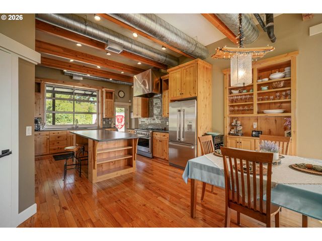 2015 LANDAGGARD Dr, Salem, OR 97304