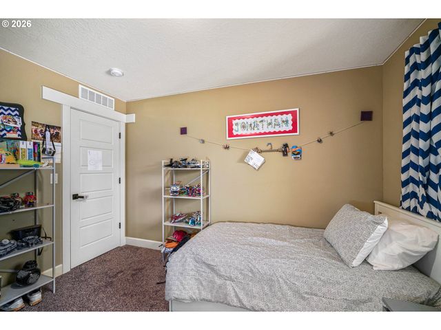 2015 LANDAGGARD Dr, Salem, OR 97304