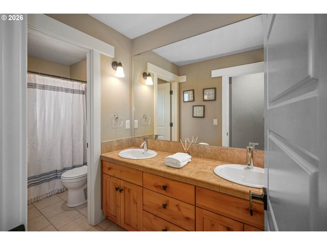 2015 LANDAGGARD Dr, Salem, OR 97304