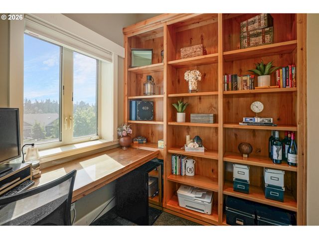 2015 LANDAGGARD Dr, Salem, OR 97304