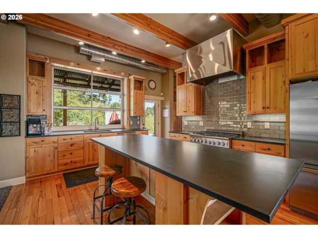 2015 LANDAGGARD Dr, Salem, OR 97304