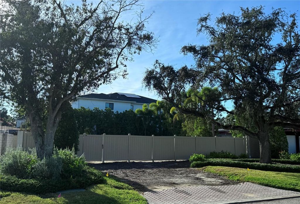 Image 2 of property listing at 622 DANUBE AVENUE, Tampa, FL 33606