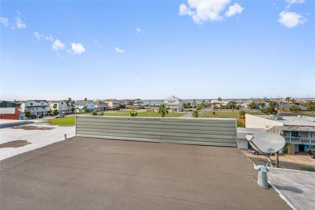 5 Tiki Circle, Tiki Island, TX 77554