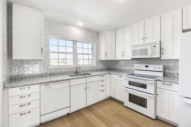 5 Tiki Circle, Tiki Island, TX 77554