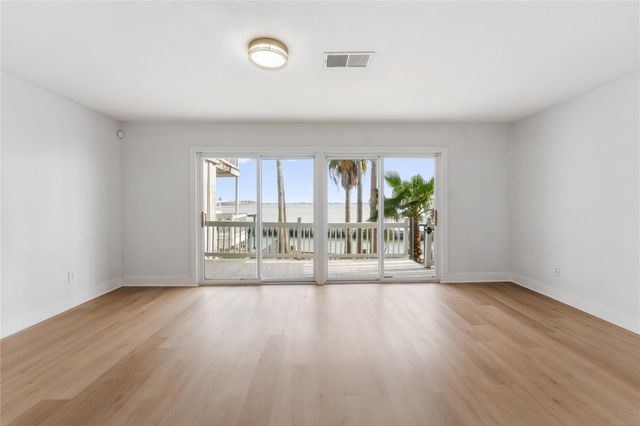 5 Tiki Circle, Tiki Island, TX 77554