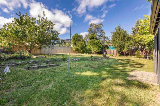 374 Cambridge Street, Ashland, OR 97520