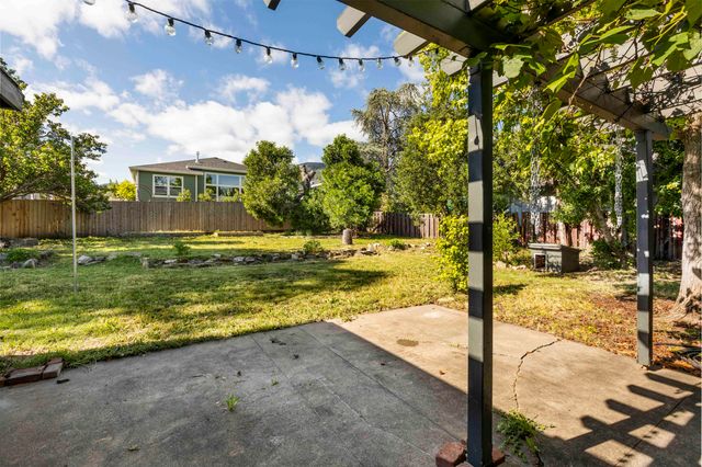 374 Cambridge Street, Ashland, OR 97520