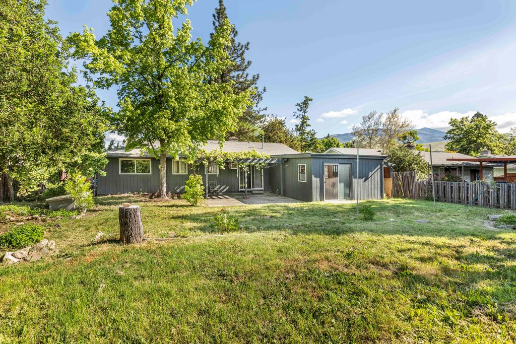 374 Cambridge Street, Ashland, OR 97520