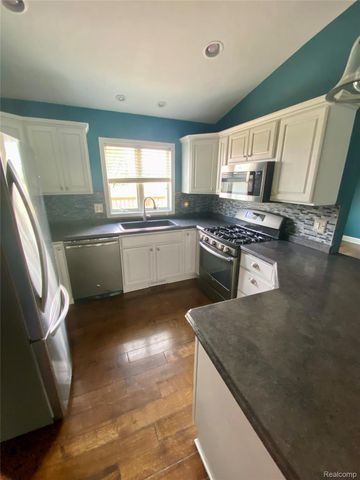 7758 DRAKESHIRE BLVD, Almont Village, MI 48003