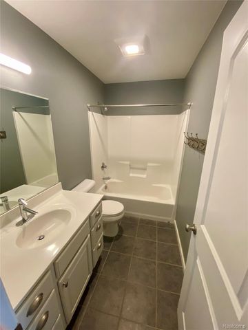 7758 DRAKESHIRE BLVD, Almont Village, MI 48003