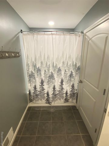 7758 DRAKESHIRE BLVD, Almont Village, MI 48003