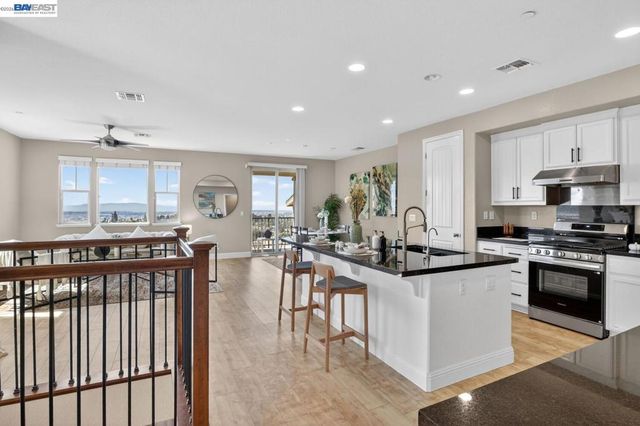 6523 Bayview Dr, Oakland, CA 94605