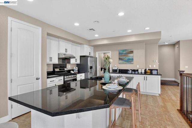 6523 Bayview Dr, Oakland, CA 94605