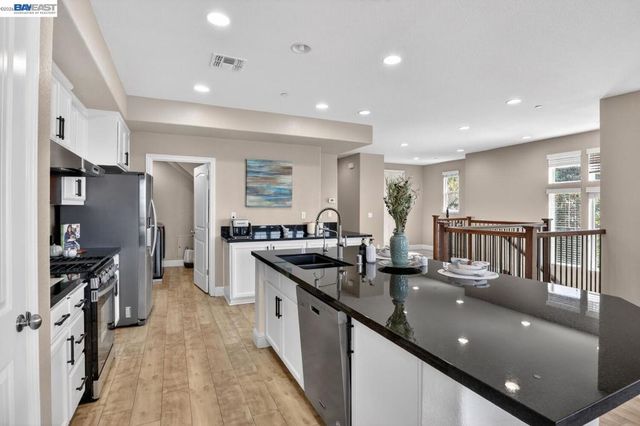 6523 Bayview Dr, Oakland, CA 94605