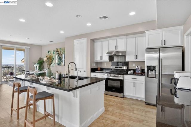 6523 Bayview Dr, Oakland, CA 94605