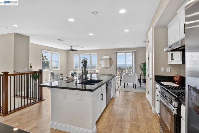 6523 Bayview Dr, Oakland, CA 94605