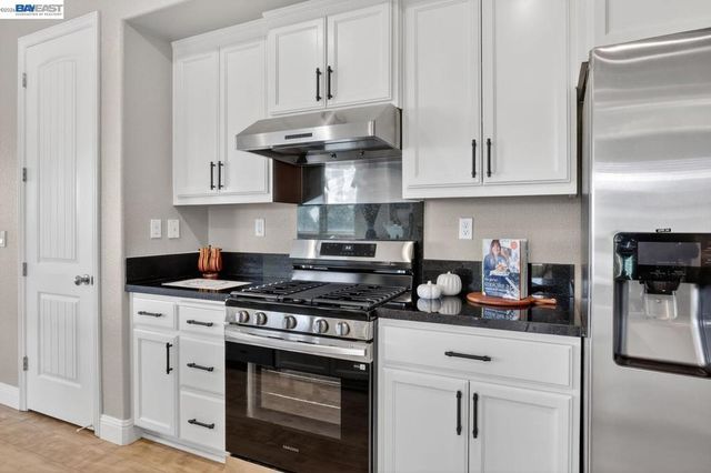 6523 Bayview Dr, Oakland, CA 94605