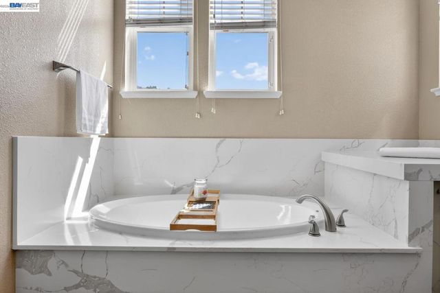 6523 Bayview Dr, Oakland, CA 94605